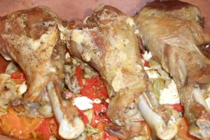 Pulpe de curcan cu legume in vas roman