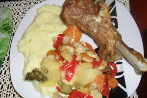 Pulpe de curcan cu legume in vas roman