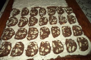 Salam de biscuiţi, reţetă transformata in prajitura