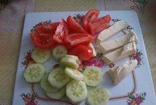 Rosii, castraveti si branza