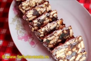 Vezi si reteta video pentru Salam de biscuiţi, reţetă cu fructe confiate