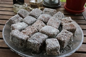 Desert Cuburi cu miere si nuca de cocos, reteta Tavalita cu miere