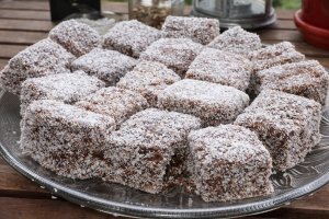 Desert Cuburi cu miere si nuca de cocos, reteta Tavalita cu miere