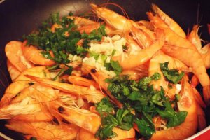 Creveti picanti cu mamaliga cu ierburi aromate