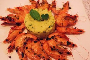 Creveti picanti cu mamaliga cu ierburi aromate