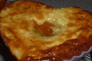 Prajiturele cu branza dulce si dulceata de piersici