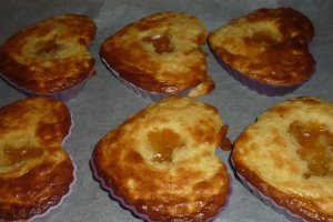 Prajiturele cu branza dulce si dulceata de piersici