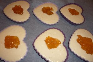 Prajiturele cu branza dulce si dulceata de piersici