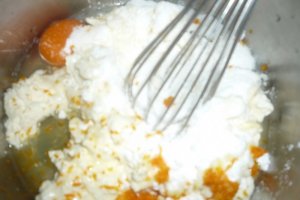 Prajiturele cu branza dulce si dulceata de piersici