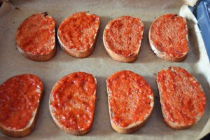 Bruschete cu ketchup si sunca