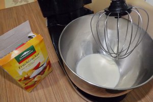 Prajitura cu blat de cacao, crema de frisca si capsuni