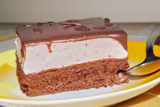Prajitura cu blat de cacao, crema de frisca si capsuni