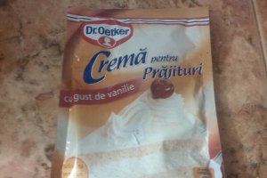 Tort cu crema ole de vanilie si ciocolata