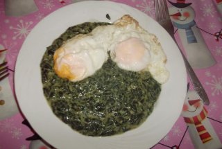 Spanac scazut cu smantana si oua ochiuri