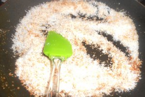 Prajitura cu crema de mascarpone si cocos prajit