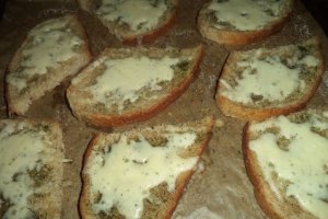 Bruschete cu rosii si leurda
