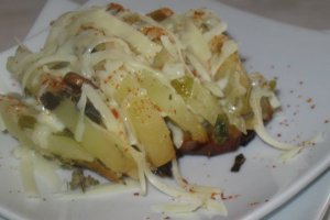 Cartofi copti cu ceapa verde si cascaval