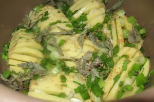 Cartofi copti cu ceapa verde si cascaval
