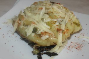 Cartofi copti cu ceapa verde si cascaval