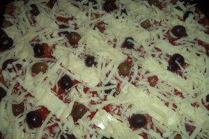 Pizza pe blat de paine neagra