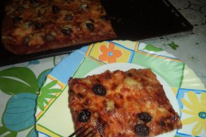 Pizza pe blat de paine neagra