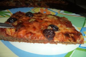 Pizza pe blat de paine neagra