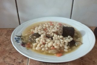 Ciorba de fasole cu tochitura de porc