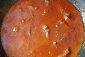 Tocanita de porc cu ceapa si sos de rosii
