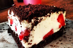 Cheesecake cu oreo si capsuni