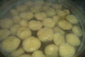 Gnocchi cu sos de rosii si praz