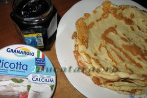 Clatite pufoase reteta cu ricotta si gem de afine
