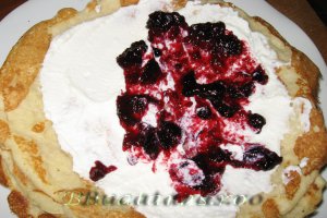 Clatite pufoase reteta cu ricotta si gem de afine