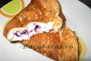 Clatite pufoase reteta cu ricotta si gem de afine