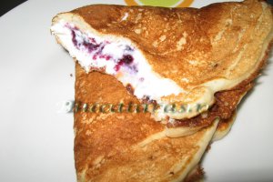 Clatite pufoase reteta cu ricotta si gem de afine