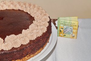 Tort cu blat de biscuiti, rubarba si crema de ciocolata