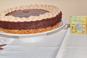 Tort cu blat de biscuiti, rubarba si crema de ciocolata
