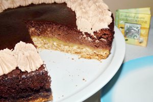 Tort cu blat de biscuiti, rubarba si crema de ciocolata