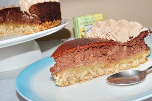 Tort cu blat de biscuiti, rubarba si crema de ciocolata