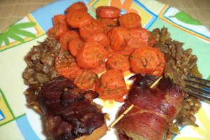 Rulouri din carne cu garnitura de morcovi