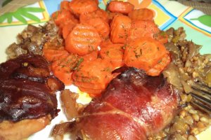 Rulouri din carne cu garnitura de morcovi