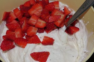 Prajitura cu crema de branza si capsuni