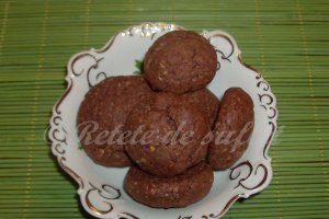 Biscuiti cu cacao si inima de aluna