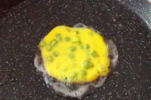 Turtiţe din ouă cu mazăre şi ceapă verde
