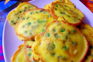 Turtiţe din ouă cu mazăre şi ceapă verde