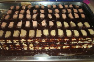 Tort din foi de napolitane cu sos caramel si glazura de ciocolata  (reteta nr.100)