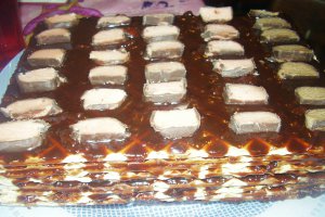 Tort din foi de napolitane cu sos caramel si glazura de ciocolata  (reteta nr.100)