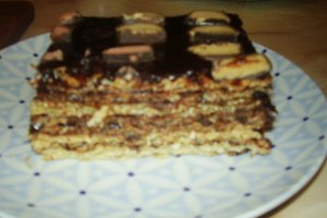 Tort din foi de napolitane cu sos caramel si glazura de ciocolata  (reteta nr.100)