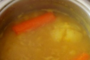 Supă-cremă de mazăre galbenă în stil indian
