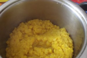 Supă-cremă de mazăre galbenă în stil indian