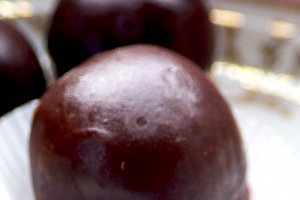 Praline cu marzipan si nuca